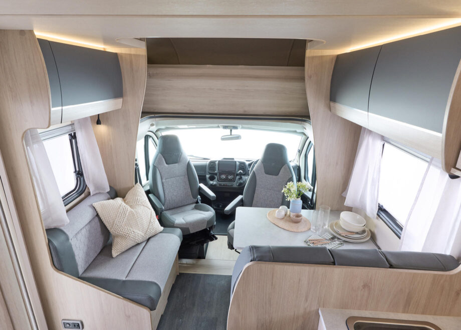 Motorhome – 4 berth with fixed bed (Automatic)