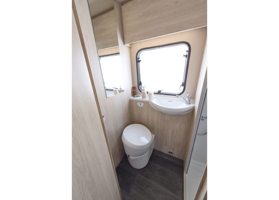 Motorhome – 4 berth with fixed bed (Automatic)