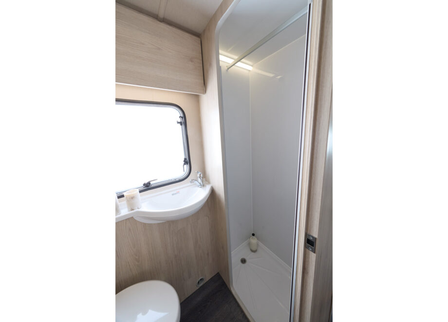 Motorhome – 4 berth with fixed bed (Automatic)