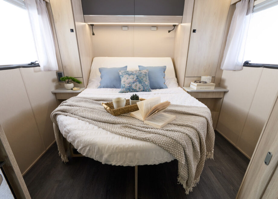 Motorhome – 4 berth with fixed bed (Automatic)