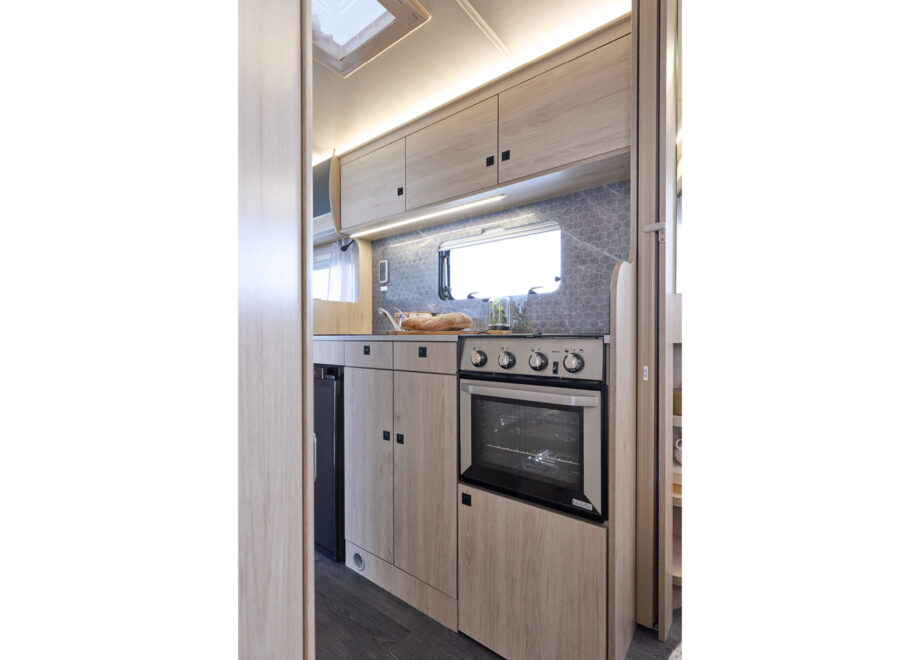 Motorhome – 4 berth with fixed bed (Automatic)