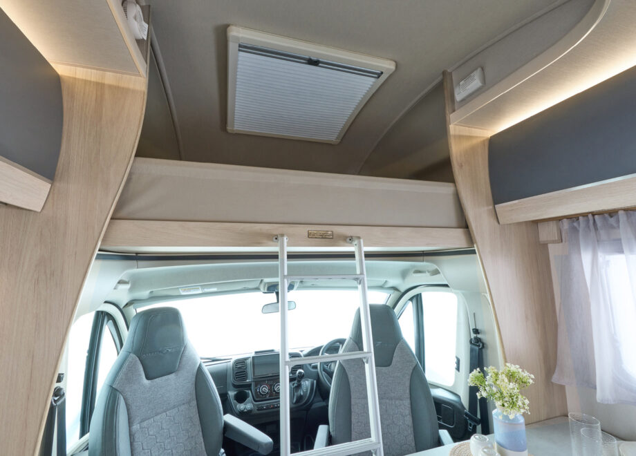 Motorhome – 4 berth with fixed bed (Automatic)