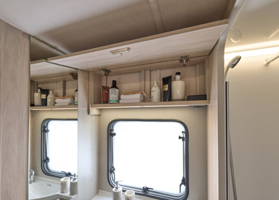 Motorhome – 4 berth with fixed bed (Automatic)