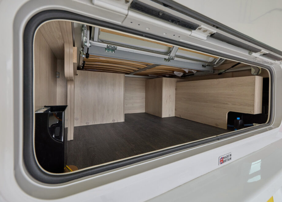 Motorhome – 4 berth with fixed bed (Automatic)