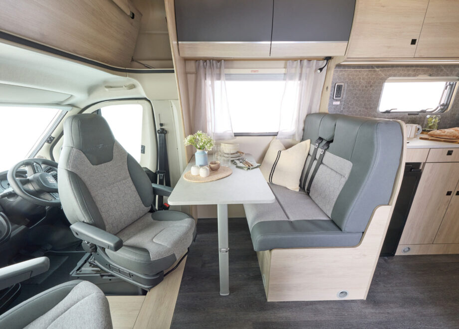 Motorhome – 4 berth with fixed bed (Automatic)