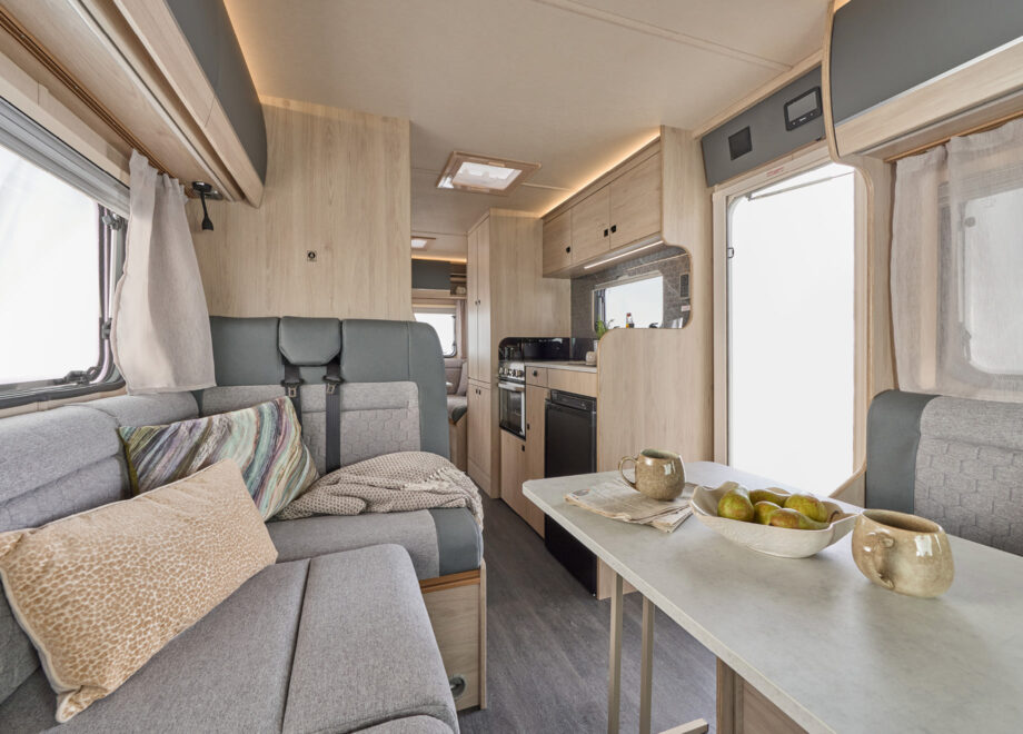 Motorhome – 4 berth with Rear Lounge (Automatic)
