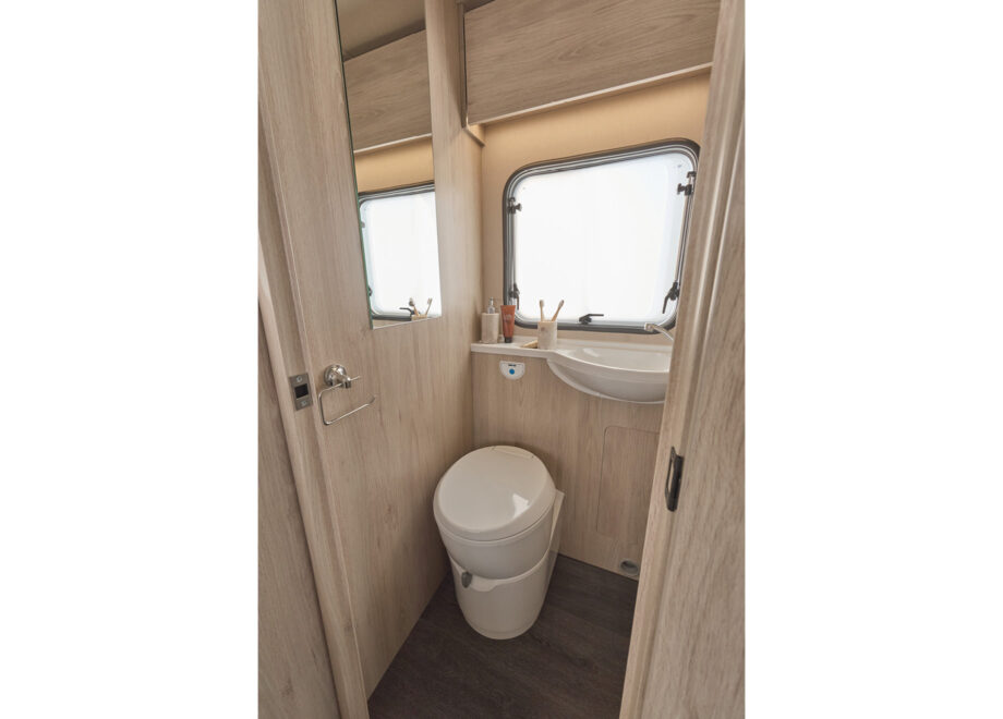 Motorhome – 4 berth with Rear Lounge (Automatic)