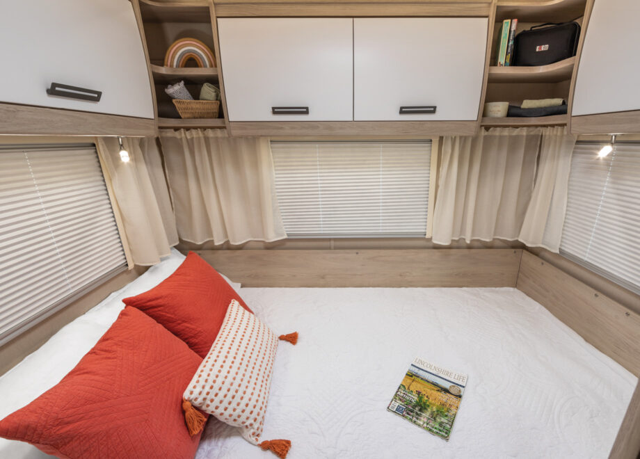 Motorhome – 4 berth with Rear Lounge (Automatic)