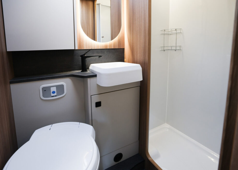 Motorhome – 4 berth with fixed bed and large garage (Manual)