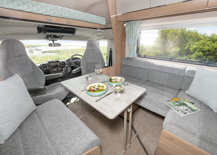 Motorhome – 4 berth with fixed bed and large garage (Manual)