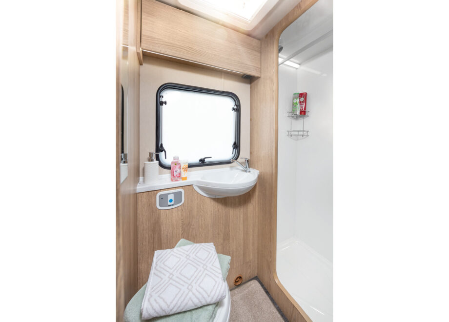 Motorhome – 4 berth with fixed bed and large garage (Manual)