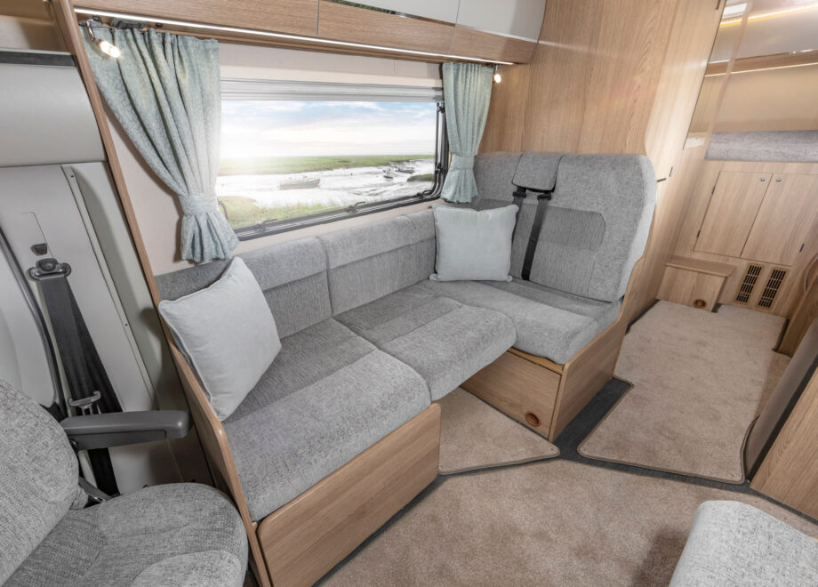 Motorhome – 4 berth with fixed bed and large garage (Manual)