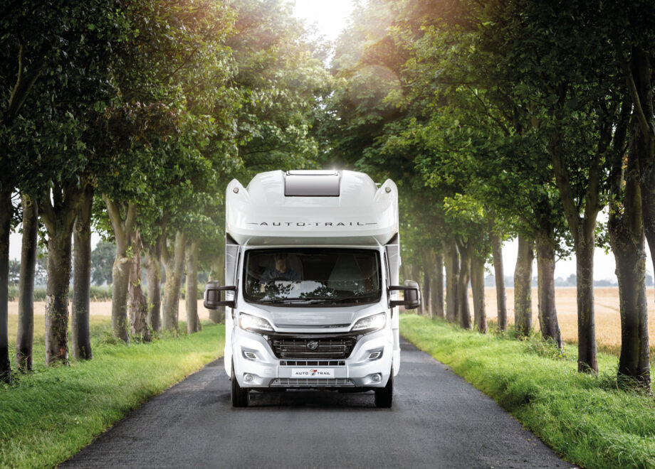 Motorhome – 4 berth with fixed bed and large garage (Manual)