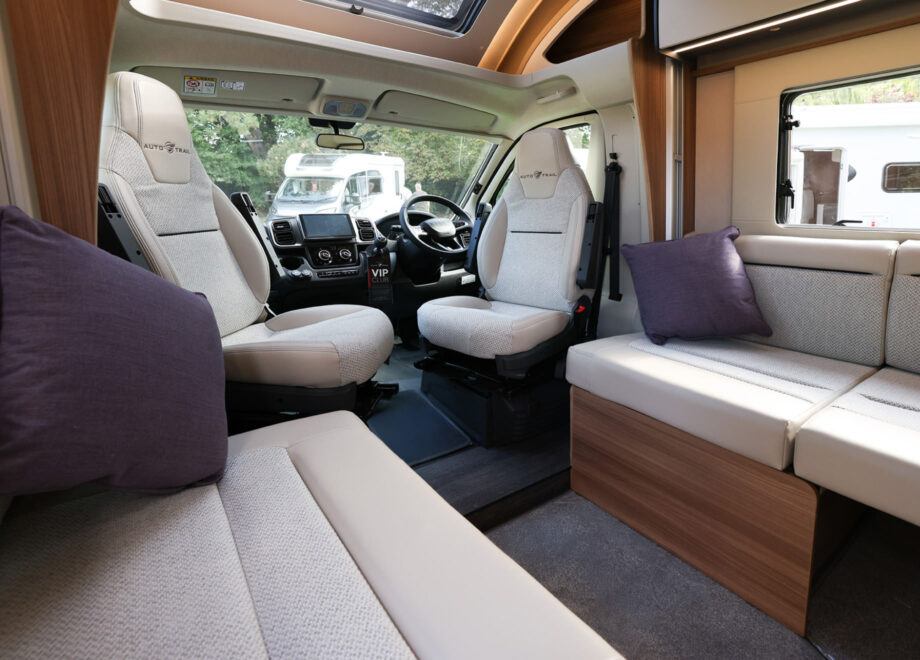 Motorhome – 4 berth with fixed bed and large garage (Manual)