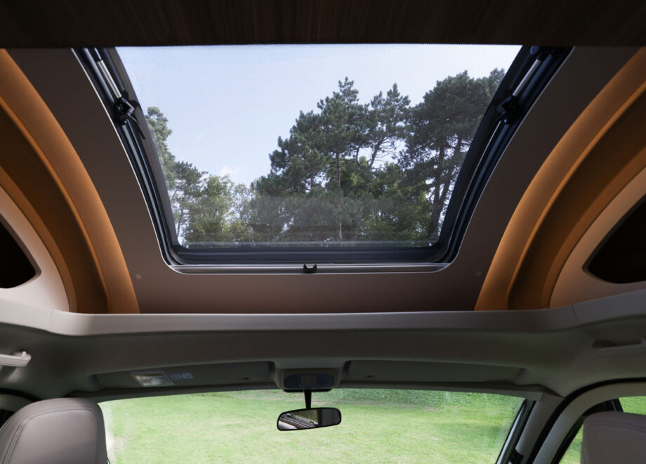 Motorhome – 4 berth with fixed bed and large garage (Manual)